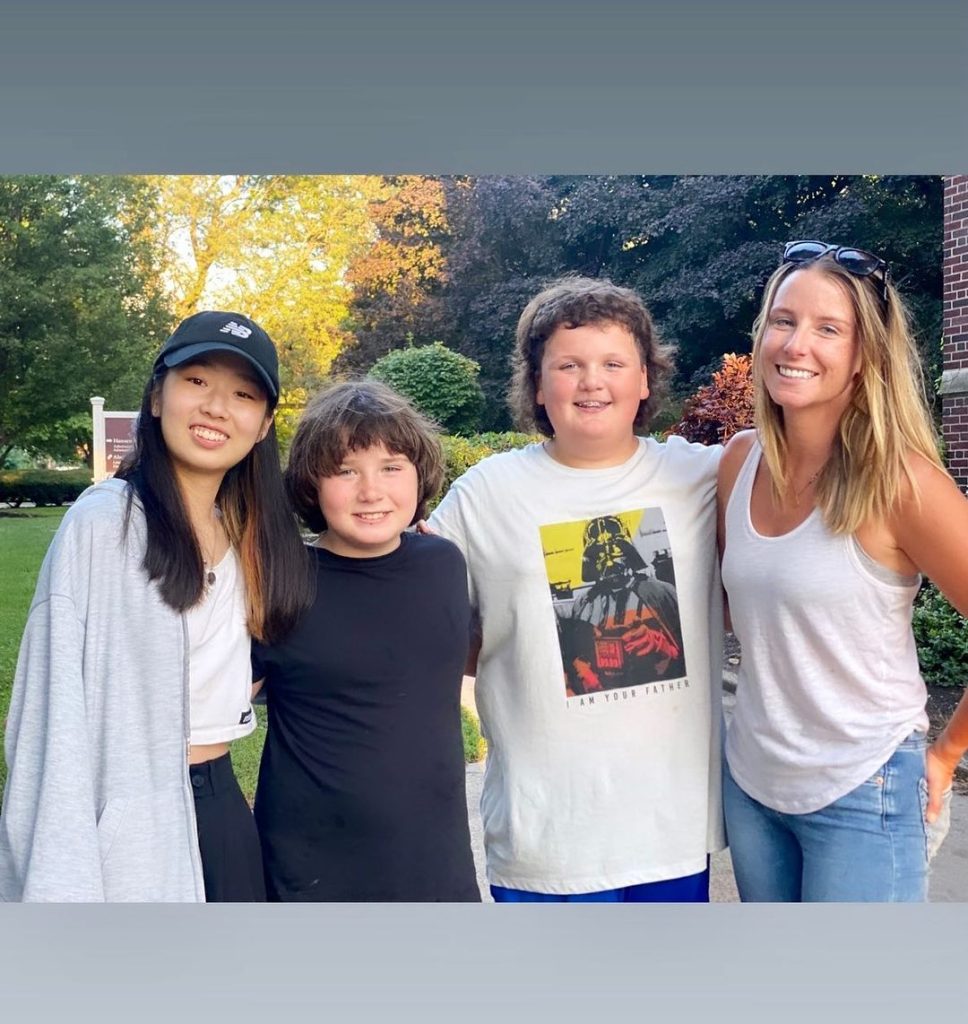 Allie with her sons and Liao Yichen