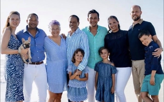 Juan Williams with wife Susan Delise, sons, daughters, in-laws, and grandchildren