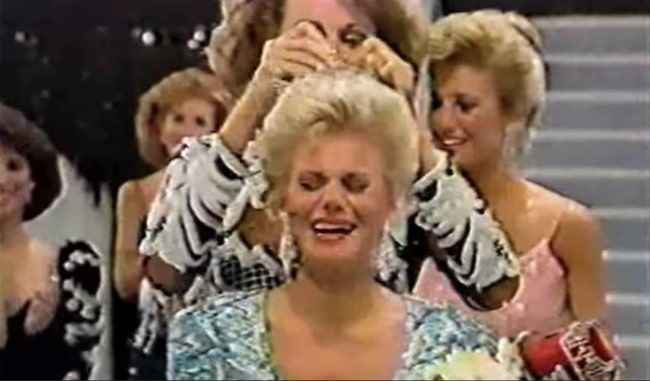 Gretchen Carlson crowned as Miss America in 1989