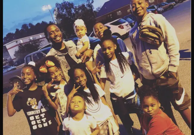 Kountry Wayne with his 10 children