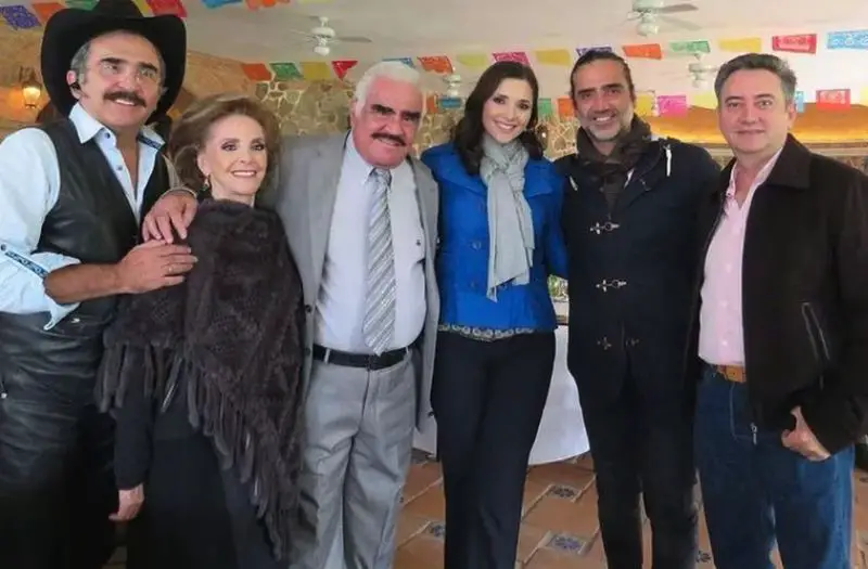 Vicente Fernández with Alejandra and his sons