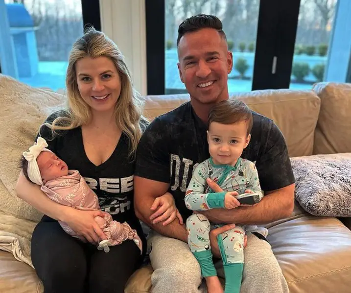 Lauren Pesce with her husband Mike Sorrentino and two kids