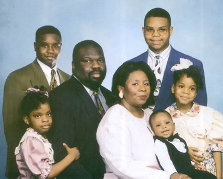 T.D Jakes with his wife Serita and kids