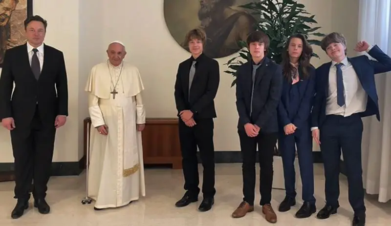 Elon Musk with Saxon Musk and other kids meeting the pope.