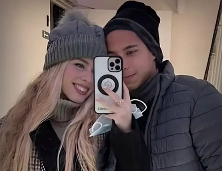 Diego Lainez and girlfriend's mirror selfie.