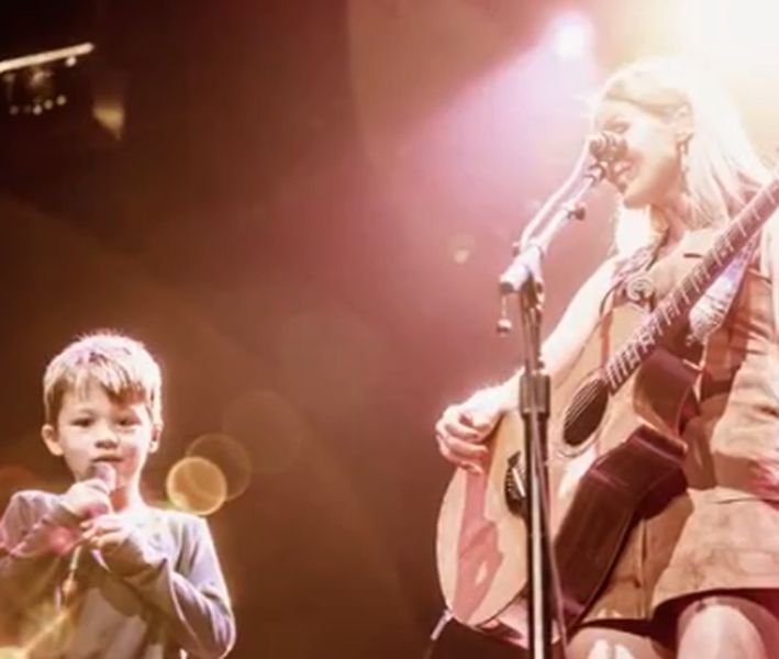 Jewel performing with her son Kase