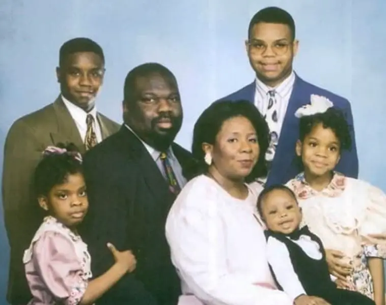 Young T.D. Jakes with wife and kids