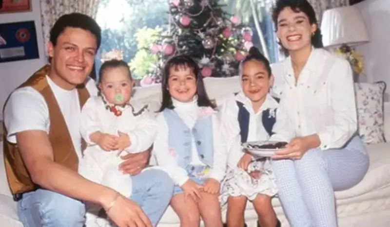 Young Rebeca Vargas and her husband Pedro Fernández with daughters