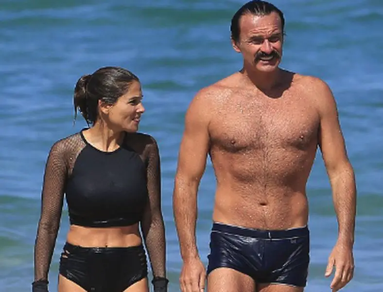 Julian McMahon with his wife Kelly Paniagua at the beach